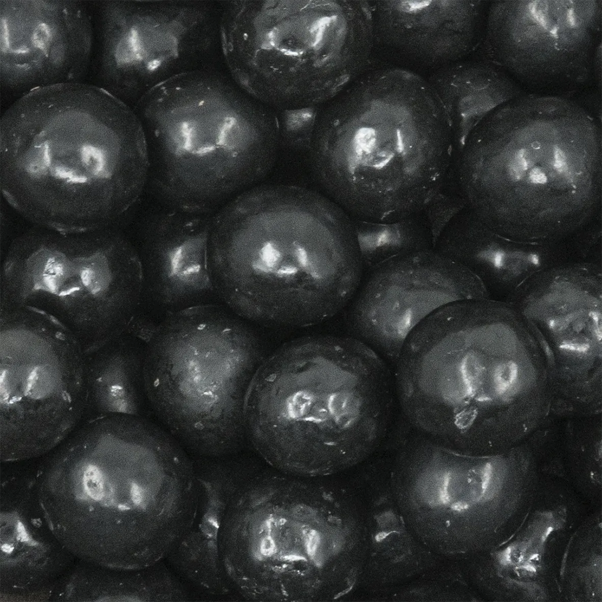 Sort kugle af lakrids med hvid chokolade